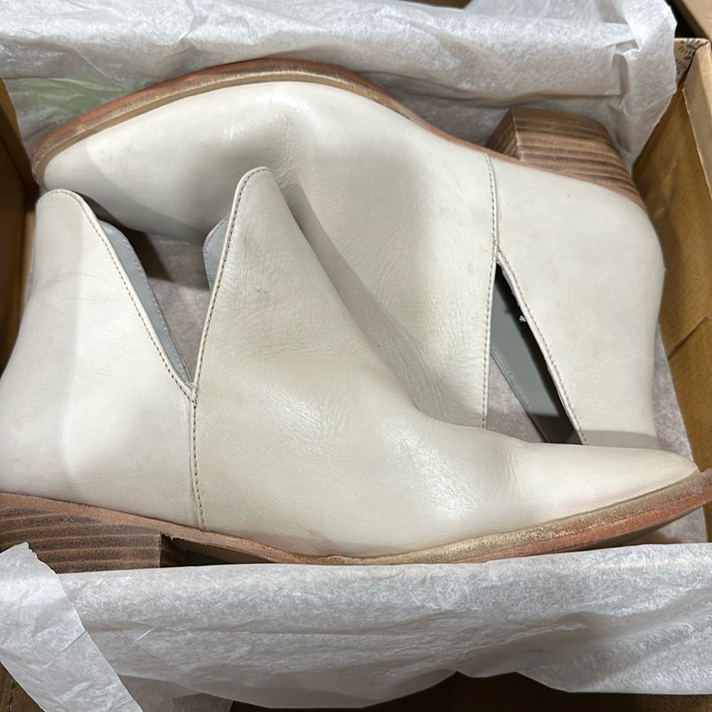 Free People Women charm v ankle boot. White leather. Size 8.5 US. New with box.